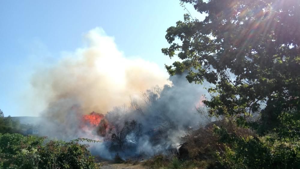 Foc al Coll del Pení a Roses