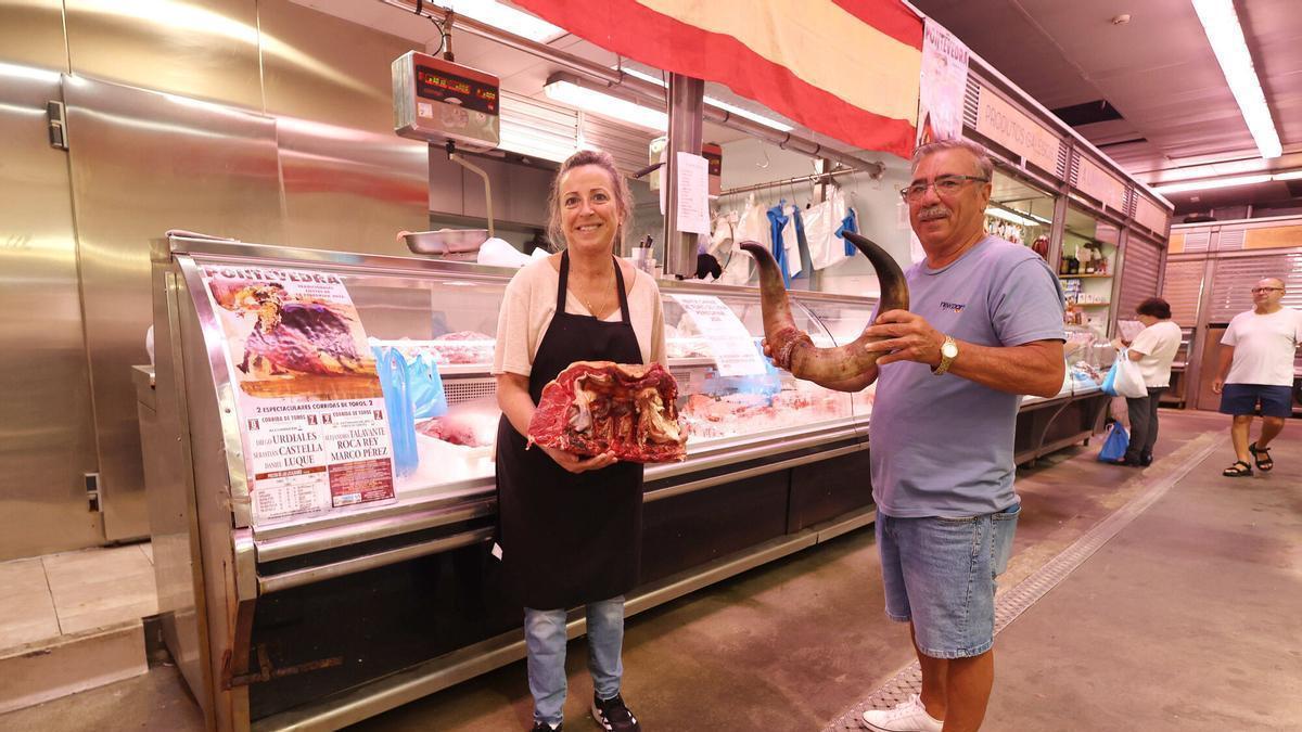 Begoña Laya comercializa en exclusiva la carne de toro de lidia desde su puesto del Mercado de Abastos.