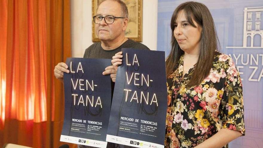 Christoph Strieder, concejal de Turismo y Comercio, junto a Cristina Cardeñosa, una de las organizadoras.