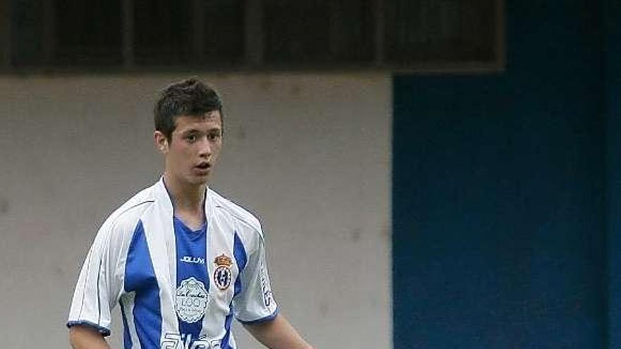 El joven canterano Juanín, en su primer partido con el Avilés.