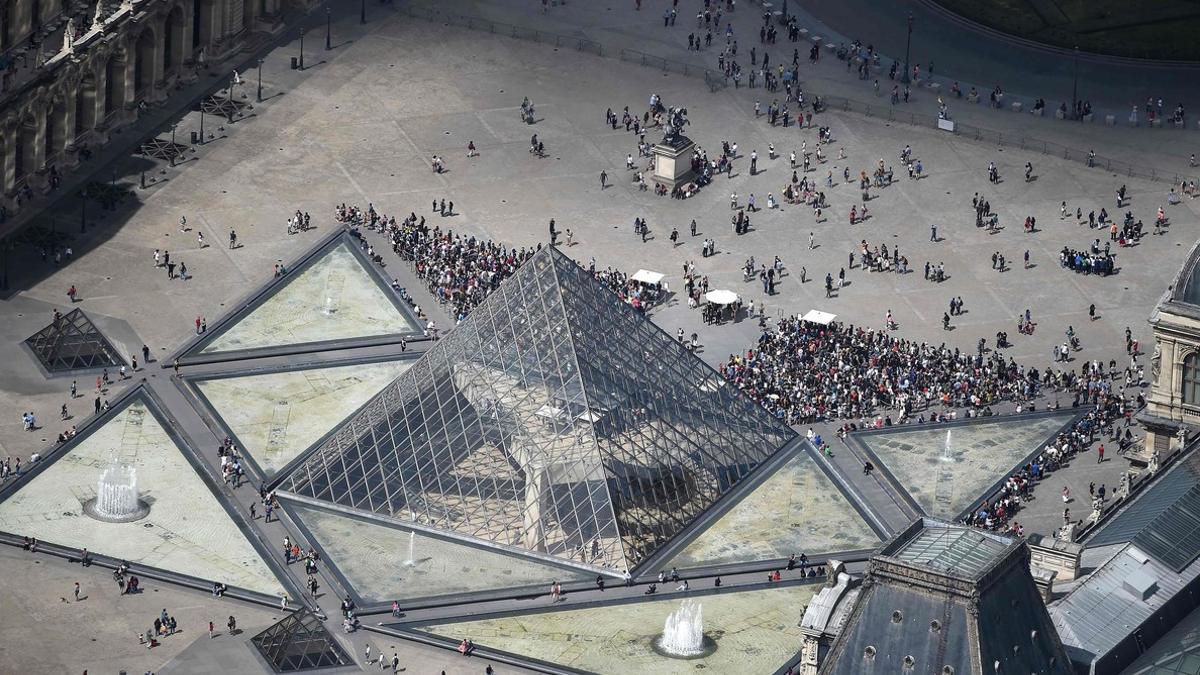 Imágen aérea del museo del Louvre, en París (Francia).