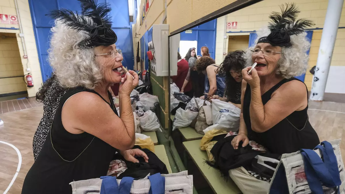 La tercera edad sube el telón en el barrio de La Feria