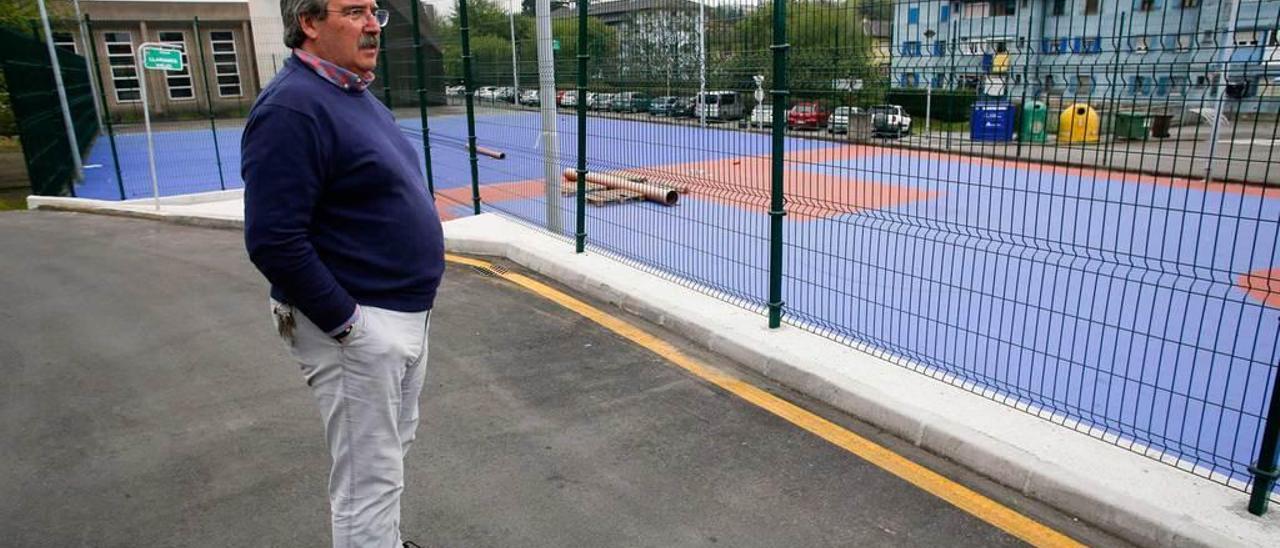 Javier Martínez, junto a la cancha de baloncesto y futbito de Llaranes, con los tubos instalados por los jóvenes para practicar patinaje.