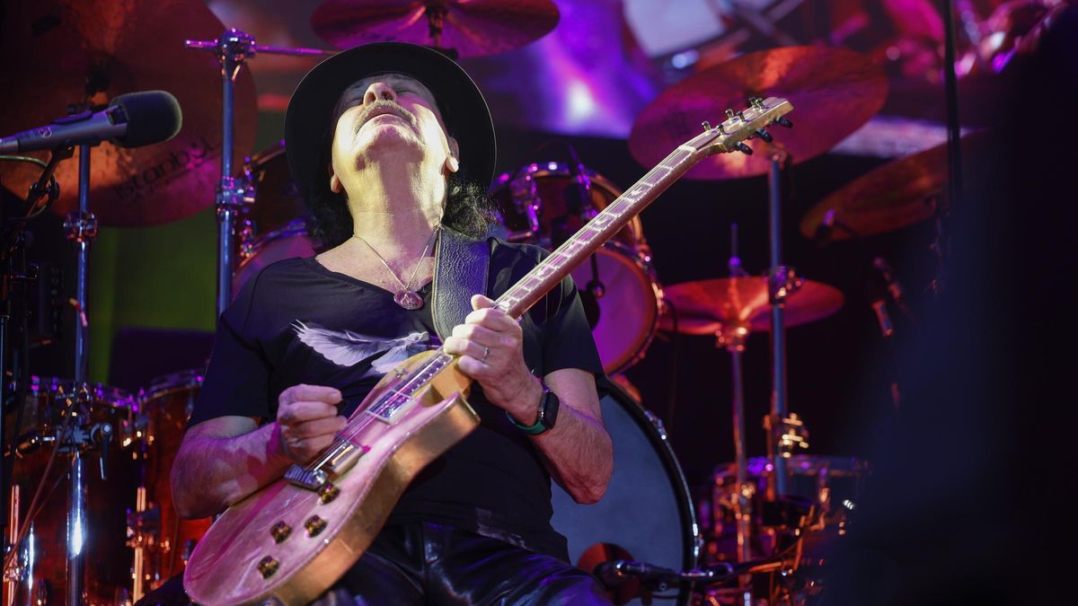 El guitarrista Carlos Santana, durante el concierto que ofreció el pasado lunes en Madrid.