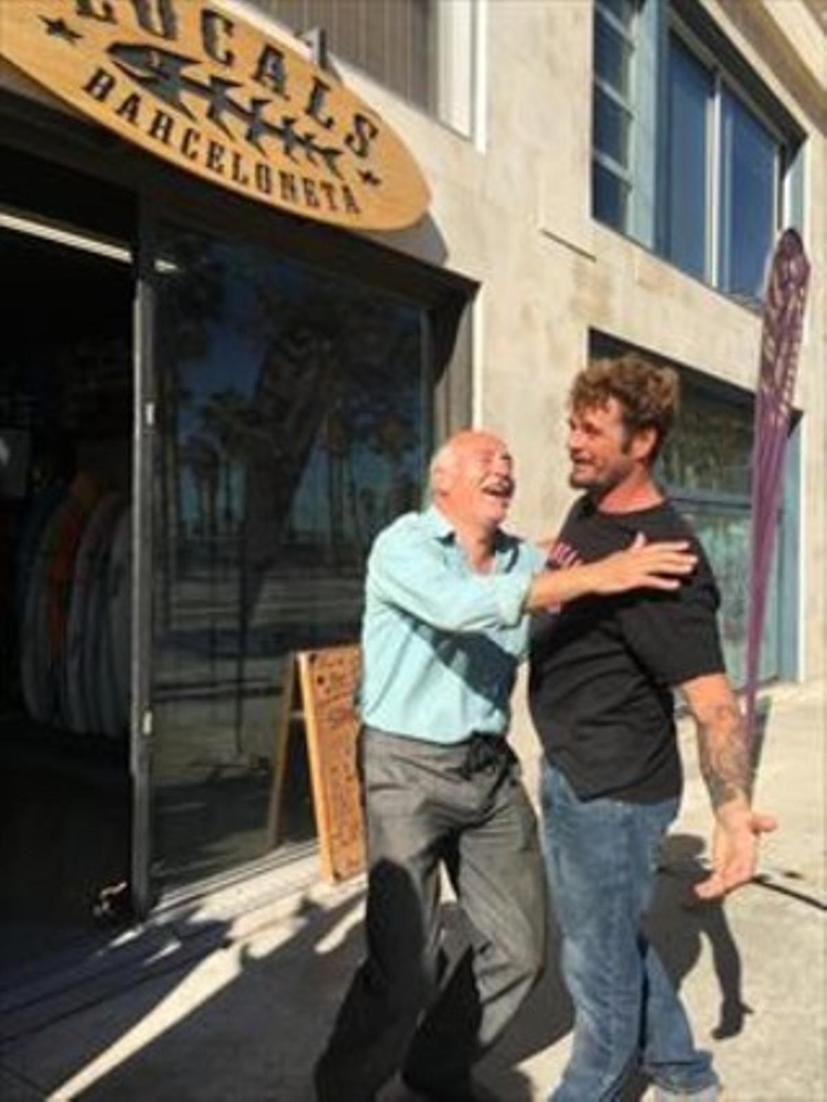 El retrobament 8José Alonso i Jordi Forner s’abracen, ahir.