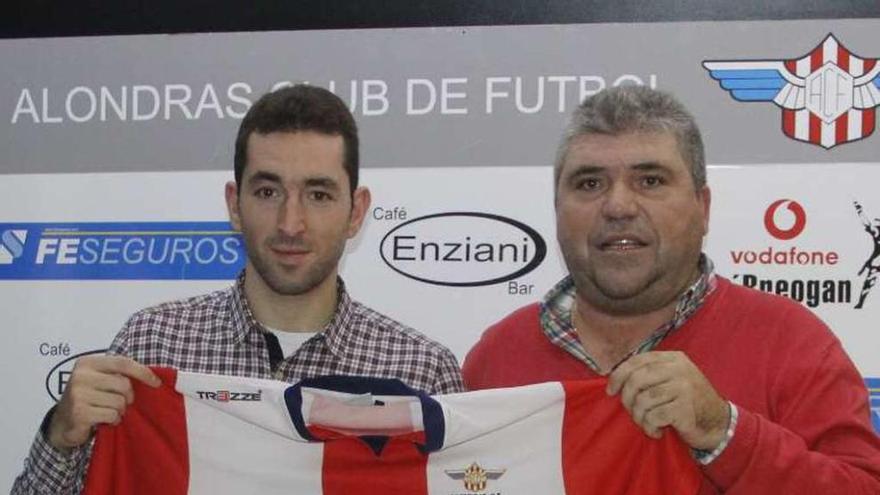 Miguel Centrón posa con la camiseta del Alondras junto al presidente del club cangués, Luis Guimeráns. // Santos Álvarez