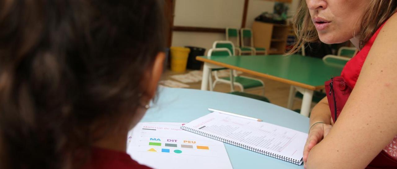 Una docente ayuda a una alumna en la escuela Vedruna Immaculada de Barcelona.