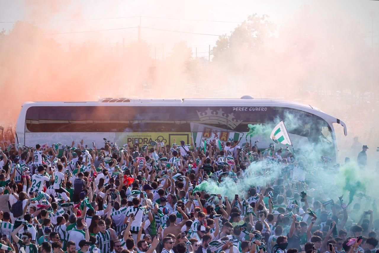 Así recibió la afición del Córdoba CF al autobús del equipo en El Arenal