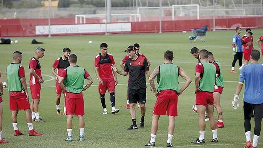 Vicente Moreno da instrucciones a sus jugadores en Son Bibiloni.