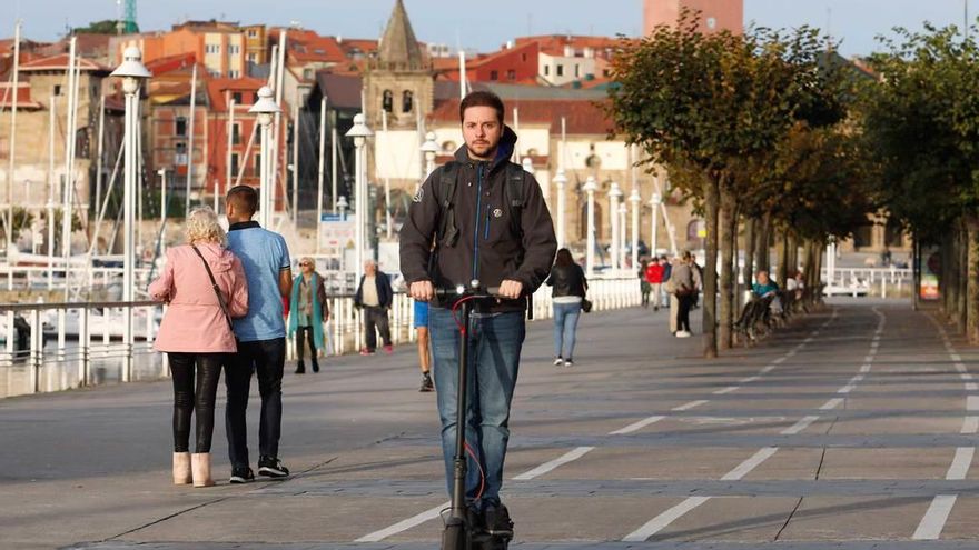 Un joven utiliza un patinete eléctrico por el carril bici de Rodríguez San Pedro.