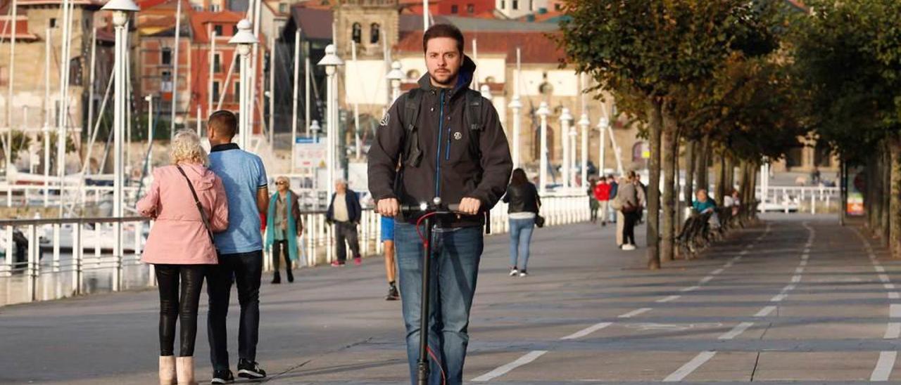 Un joven utiliza un patinete eléctrico por el carril bici de Rodríguez San Pedro.