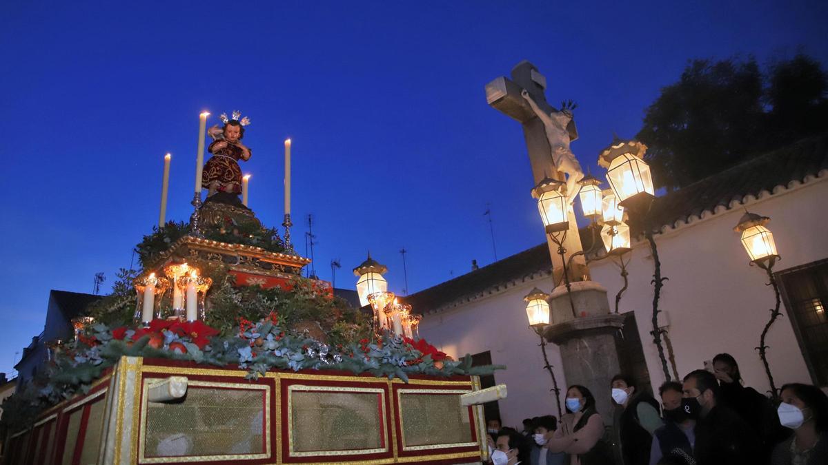 Procesión por la plaza de Capuchinos.