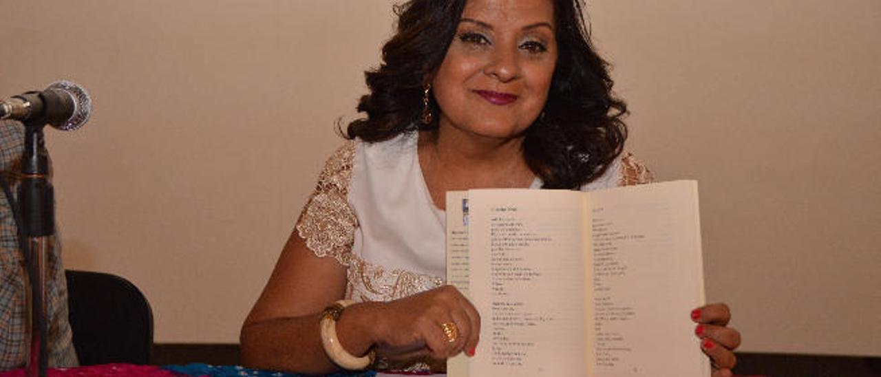 Olga Margot Chulani muestra su libro durante la presentación en la ermita de San Pedro Mártir.