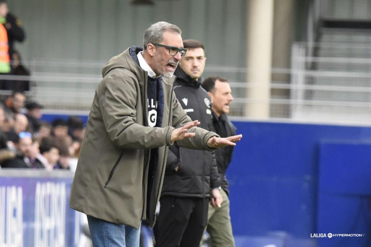 Jon Pérez Bolo, entrenador del Huesca, cuestionado.