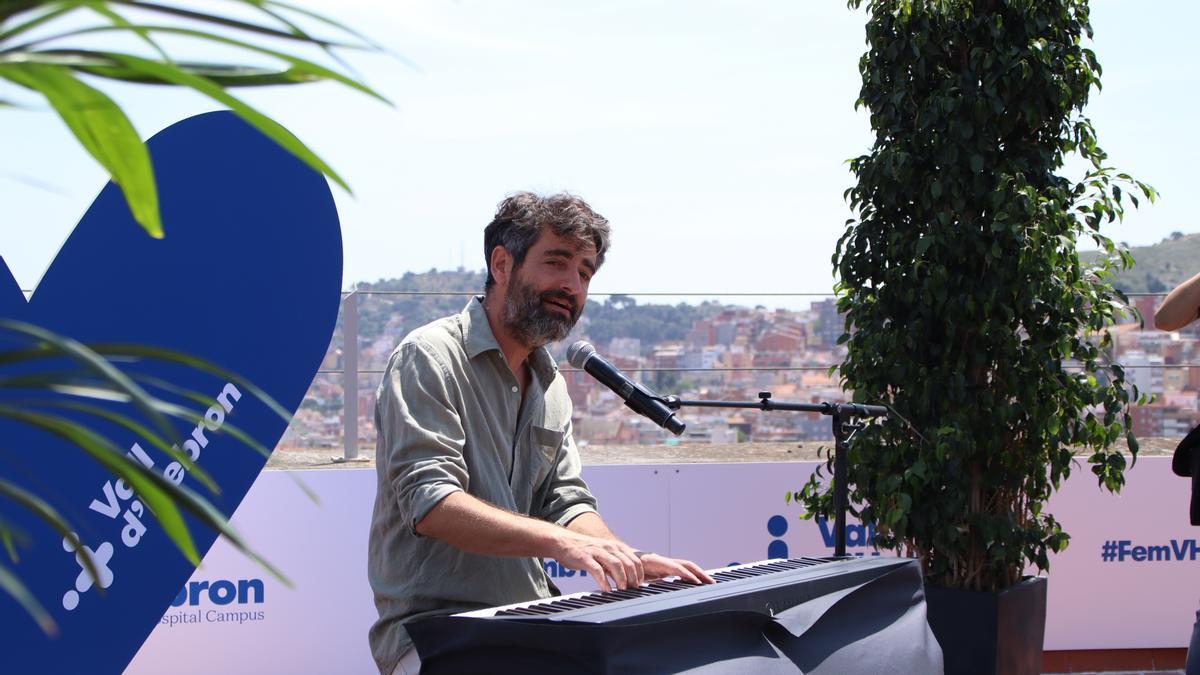 Joan Dausà actua a Vall d'Hebron com a preludi del festival Vallviva, que destinarà beneficis a la recerca en càncer