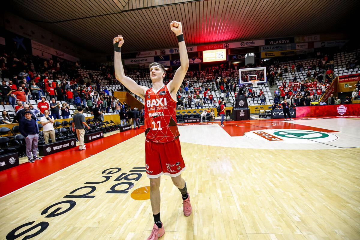Les millors fotos de la celebració de la permanència del Baxi Manresa a Fontajau