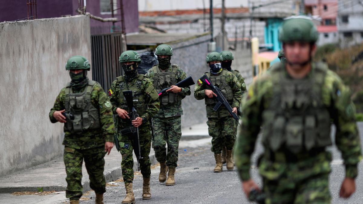 Un grupo de soldados patrulla por las calles de Quito.
