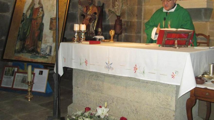 Sotero Alperi, durante la ceremonia religiosa, con el óleo a la izquierda.