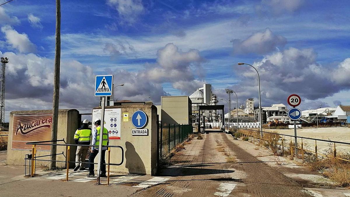 Dos operarios acceden a la zona de recepción de remolacha en la fábrica de Azucarera en Toro. | M. J. C.