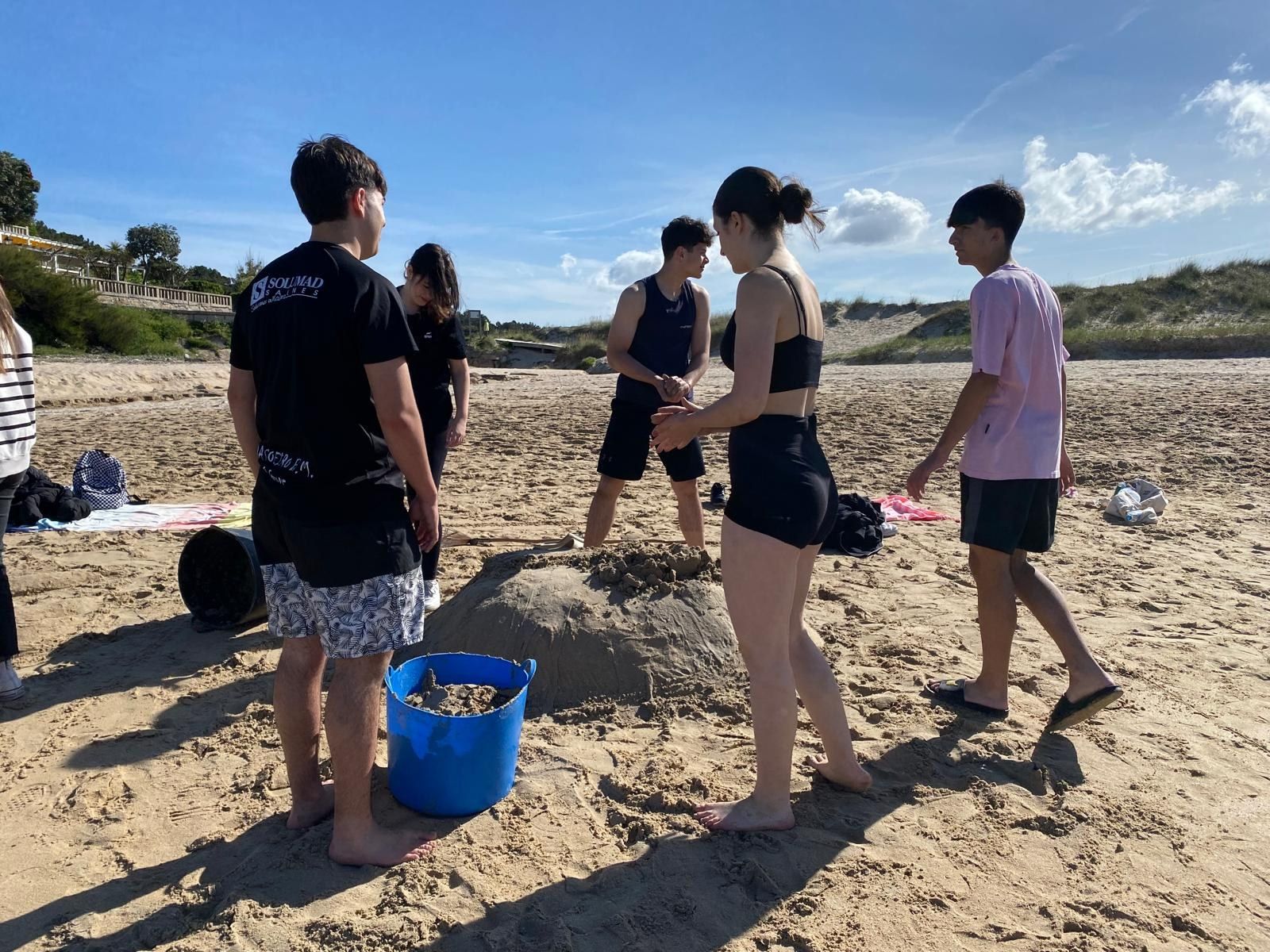 Así pasaron los alumnos el "Día de las Esculturas" en la playa de A Lanzada.