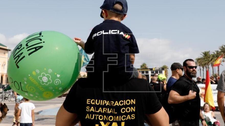 Policías nacionales y guardias civiles reivindican la equiparación salarial