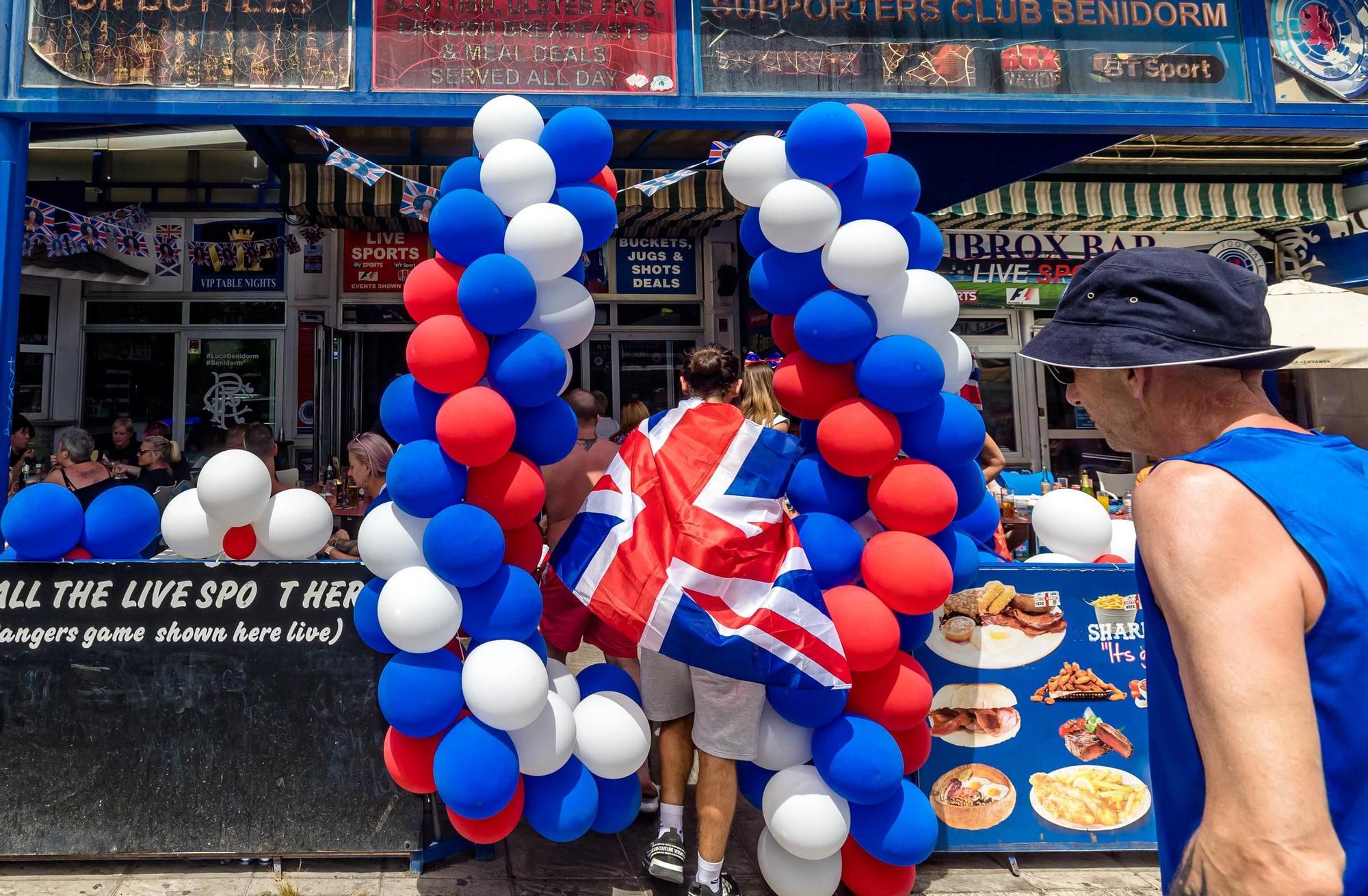 Las calles y terrazas de Benidorm llenas para celebrar la coronación de Carlos III