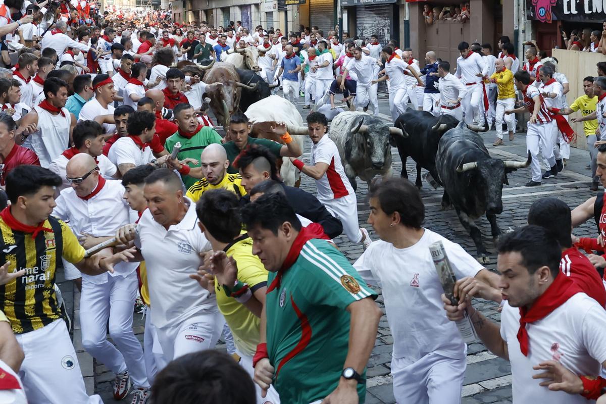 Los Cebada Gago recorren unidos un rápido segundo encierro de los Sanfermines 2026.
