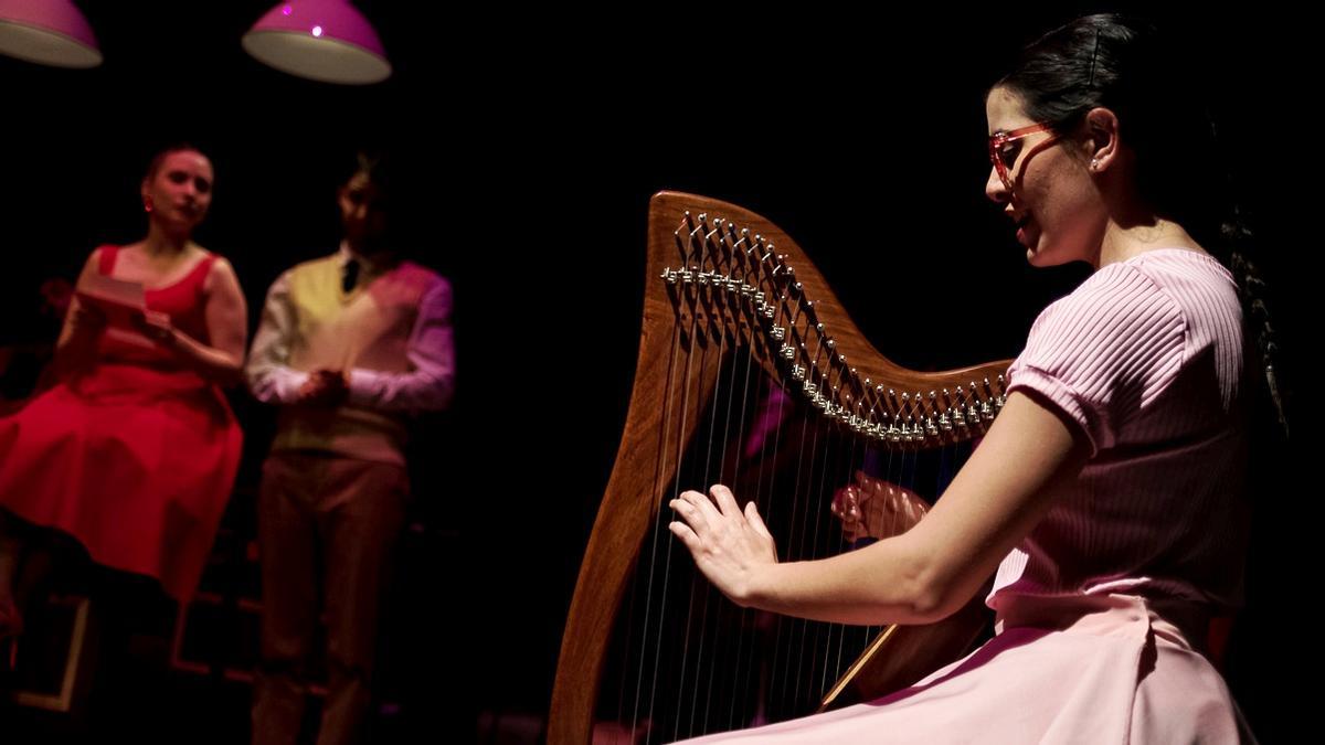 En una de las escenas más deliciosas, Corina (Aida Llop) toca una pequeña arpa.