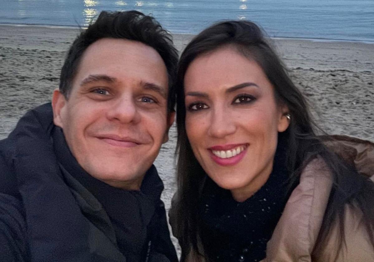 El presentador Christian Gálvez, con su pareja Patricia Pardo, en la playa de Compostela de las Rías Baixas.
