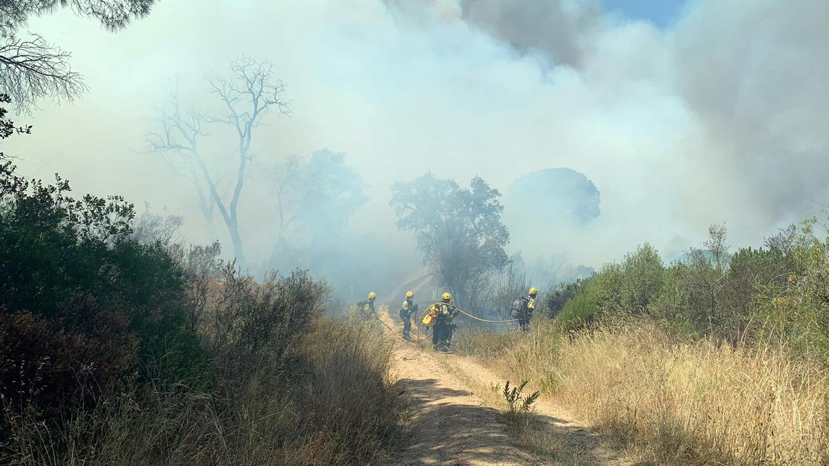 Efetius d&#039;emergències treballant a l&#039;incendi de Castell d&#039;Aro