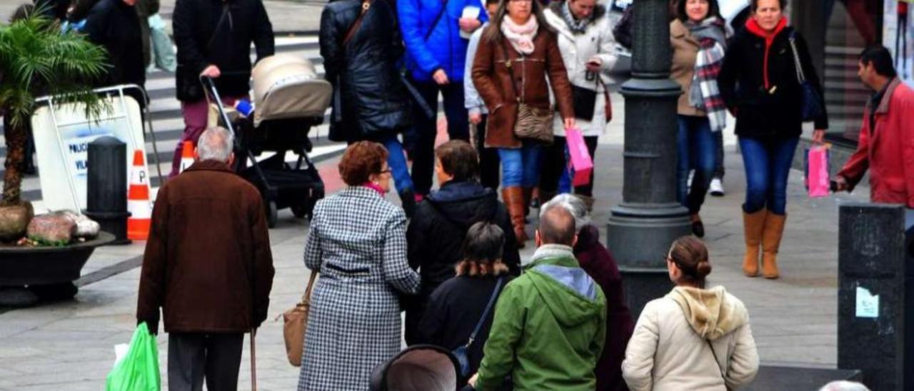 La plaza de Galicia es una de las zonas de Vilagarcía de mayor trasiego de gente de todas las edades, desde bebés a ancianos. // Iñaki Abella