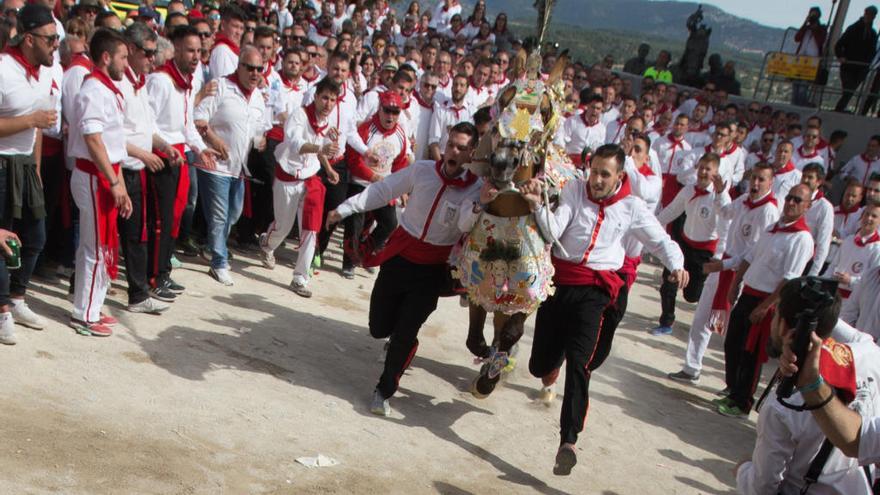 La peña Aspirante vuela en la carrera de los Caballos del Vino - La Opinión  de Murcia