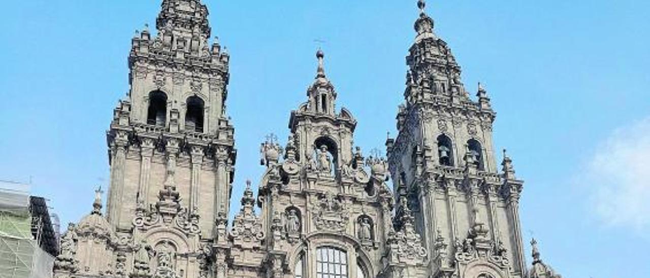 Carlos Ruiz salta de alegría a sullegada a la Catedral de Santiago de Compostela.