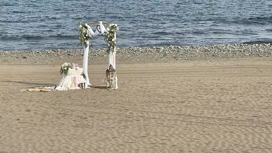 Una pareja elige la Playa de las Burras para celebrar su enlace nupcial