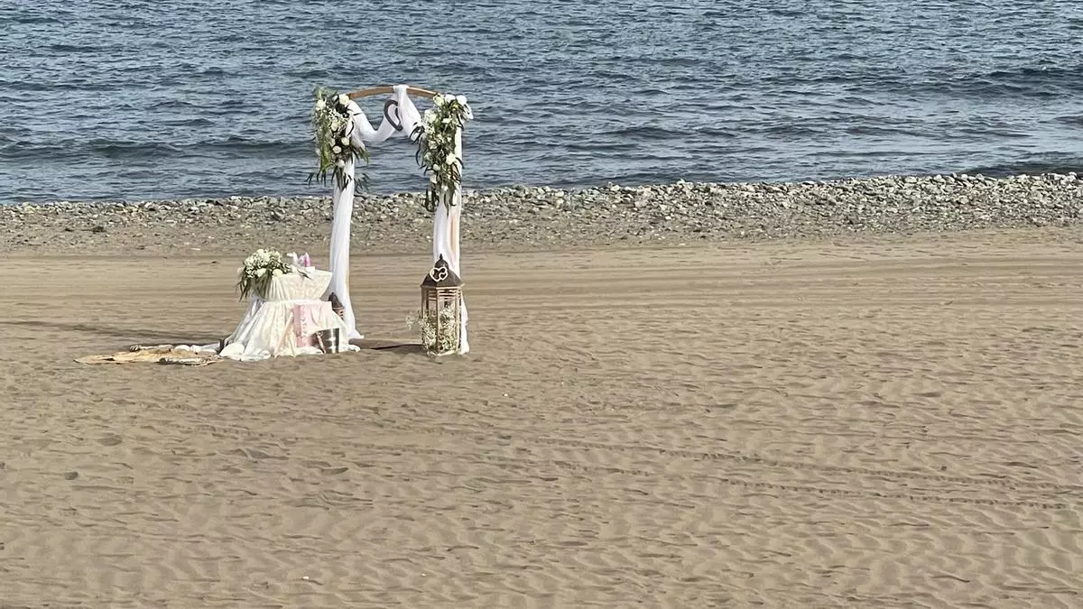Una boda íntima en Las Burras: el amor se sella junto al mar