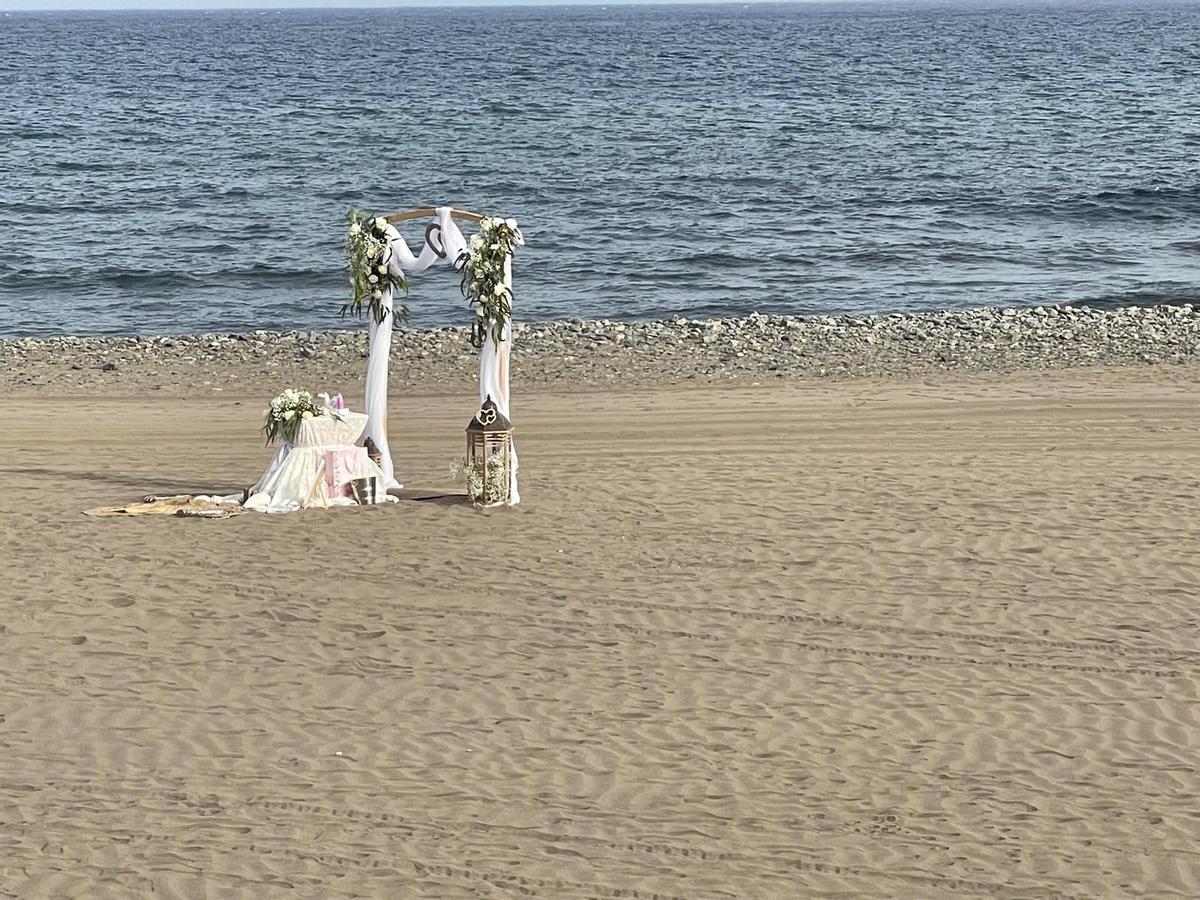Una pareja elige la Playa de las Burras para celebrar su enlace nupcial