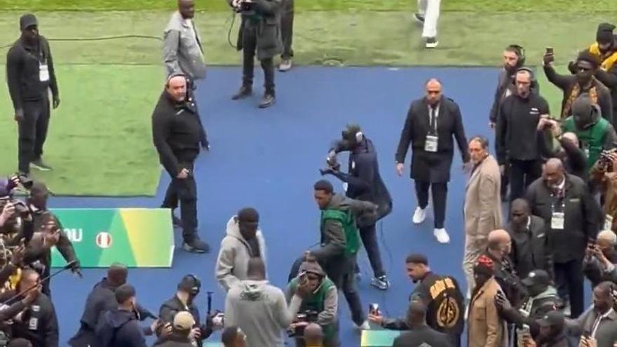 Así ha desafiado Senegal a Marruecos exhibiendo la Copa de África en el Stade de France