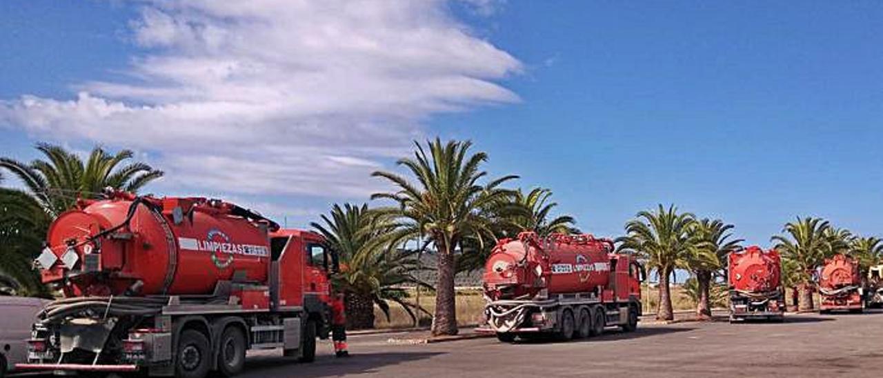 Camiones esperando ayer para descargar en la planta de Can Bossa. | D.I.