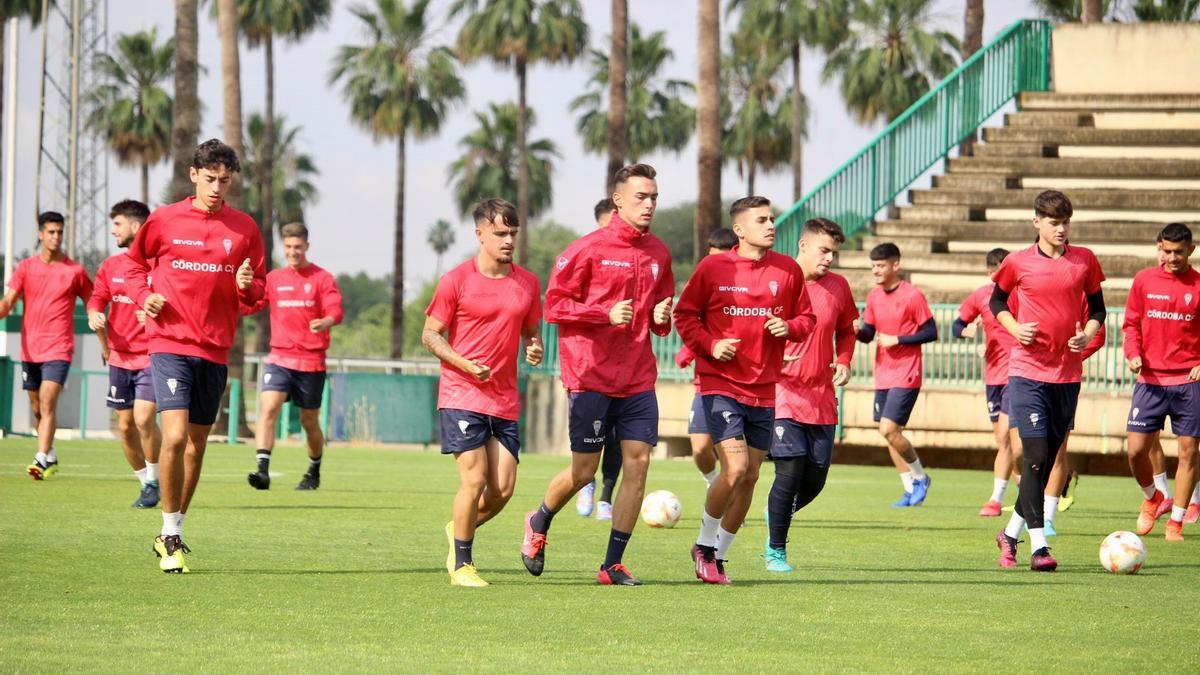 Los futbolistas del Córdoba CF B, durante un entrenamiento de esta semana.