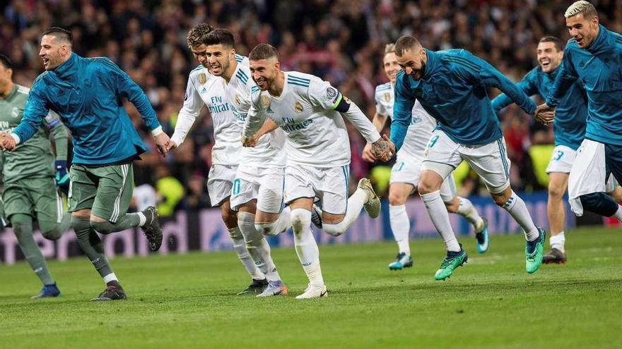 Los jugadores del Madrid, el martes, celebrando el pase a la final.