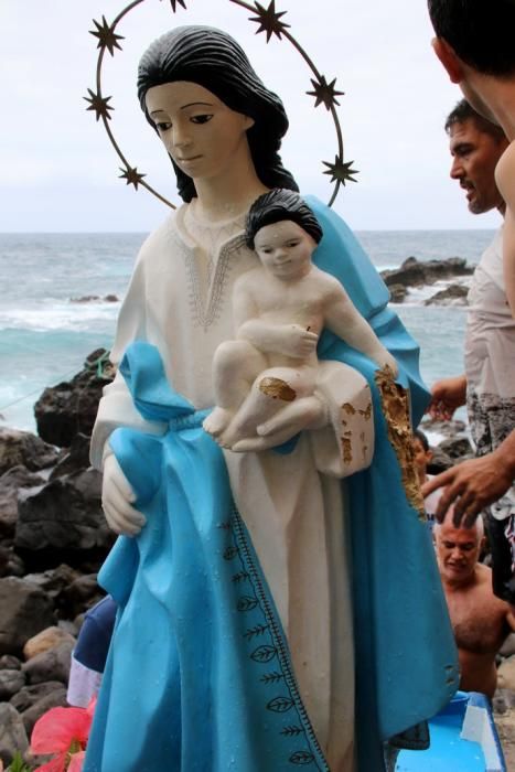 Cae al mar la Virgen de Caleta de Arriba