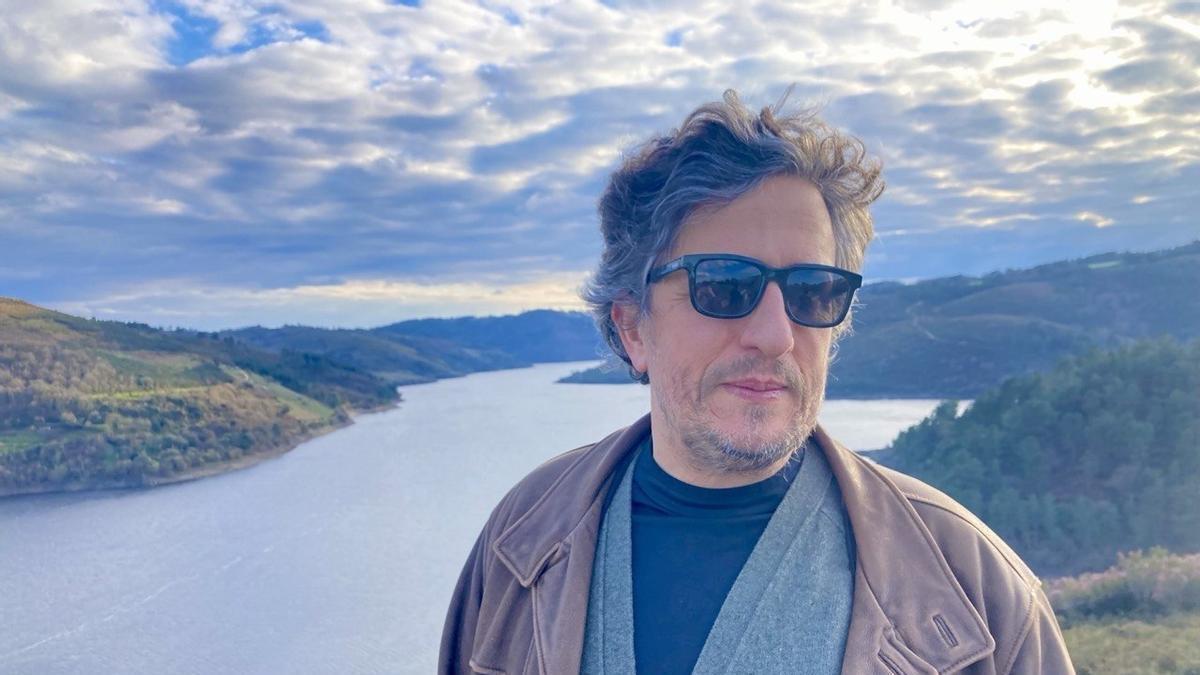O escritor Alberto Lema en Taboada, co encoro de Belesar, no que se centra a súa novela, de fondo.