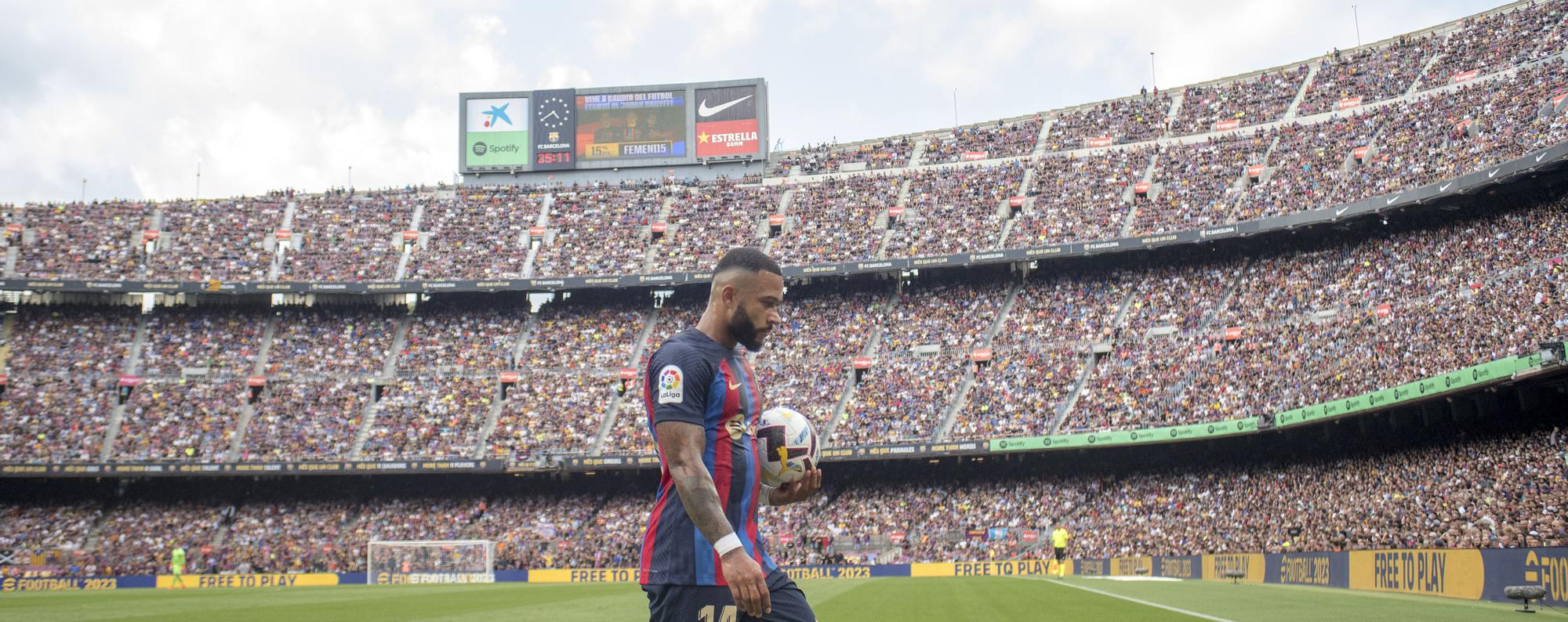 Memphis se dirige al corner ante más de 85.000 aficionados congregados en el Camp Nou durante el partido de liga entre el FC Barcelona y el Elche.