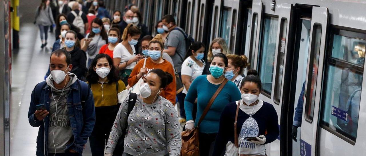 Usuarios del metro de Barcelona con mascarilla.