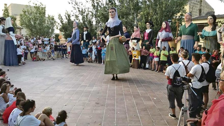 Los ´gegants´ protagonizan un espectáculo de altura en la Colònia de Sant Pere y Ariany