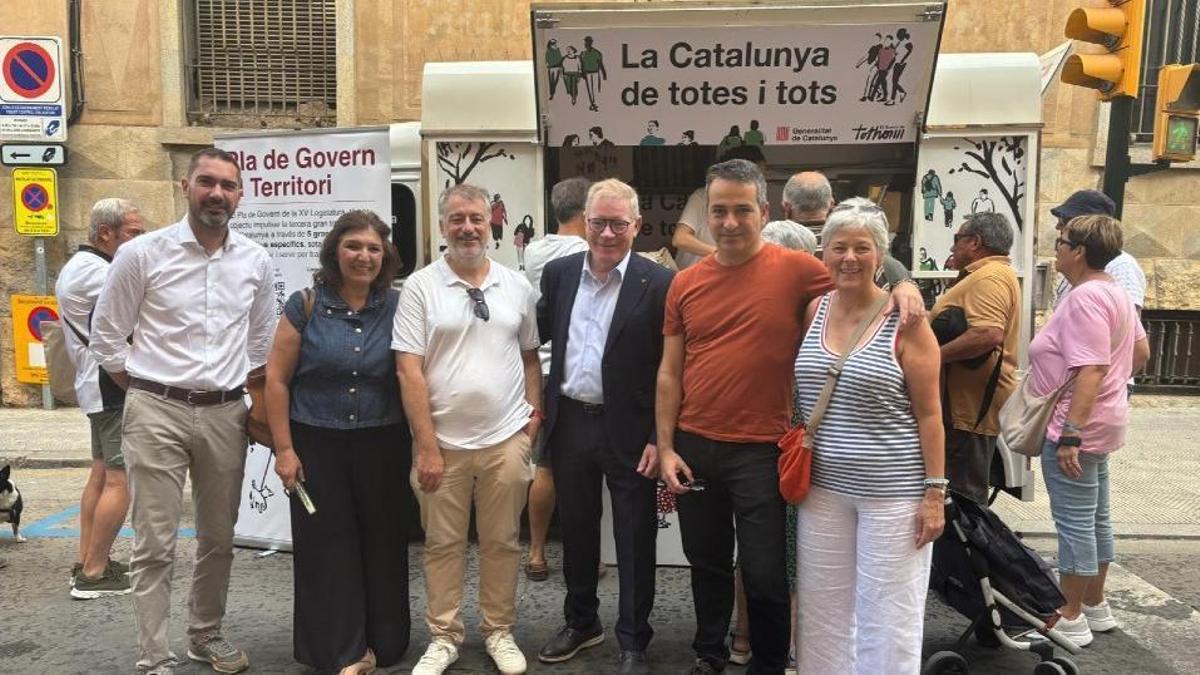 El secretari general dEconomia i Finances lalcalde de la Bisbal dEmpord i directors i directores dels serveis territorials durant la visita de la info truck.