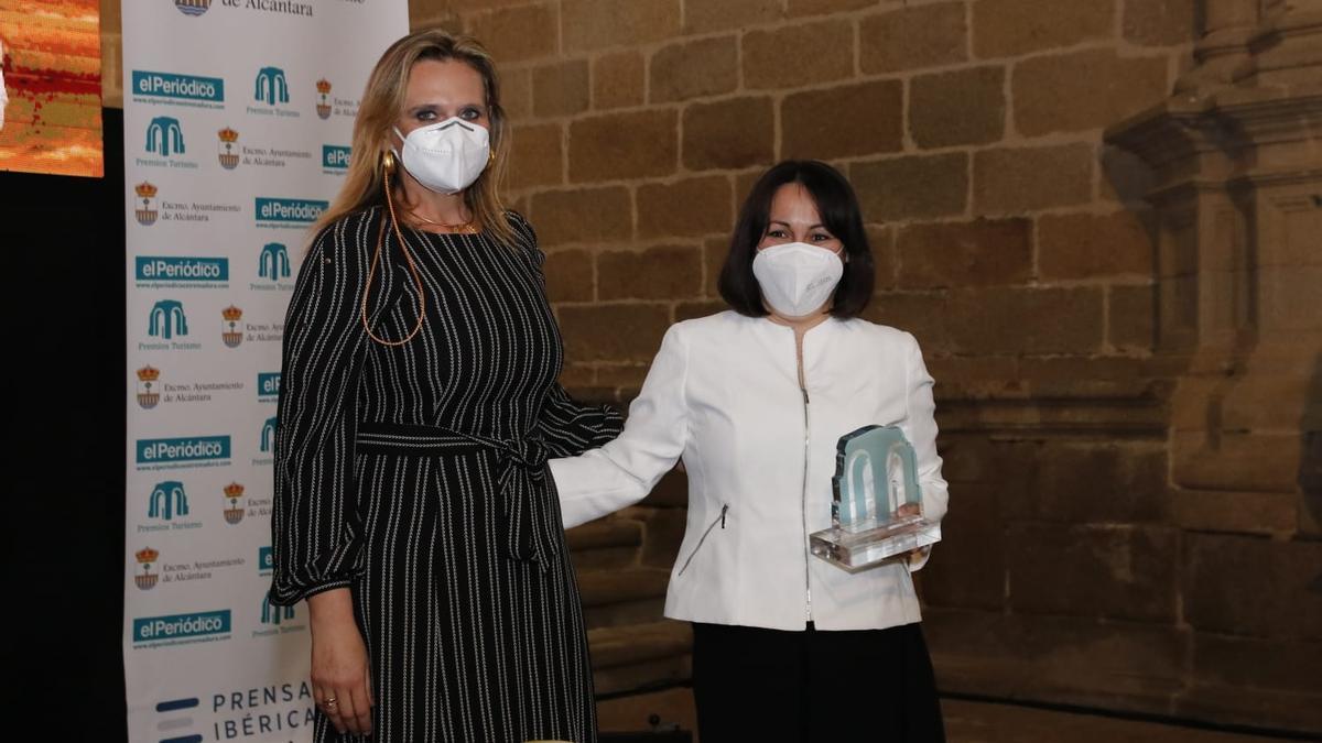 La delegada del Gobierno, Yolanda García Seco y Mónica Grados, alcaldesa de Alcántara.