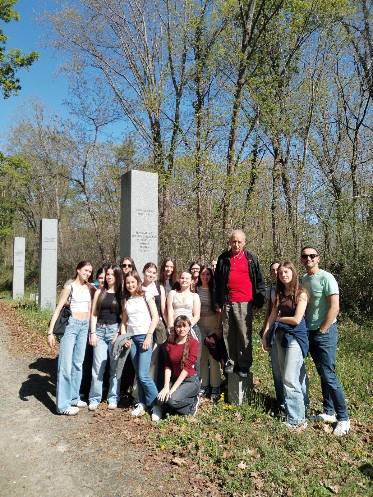 El alumnado del IES La Azucarera visitó el campo de Gurs para conocer de cerca la huella del exilio español
