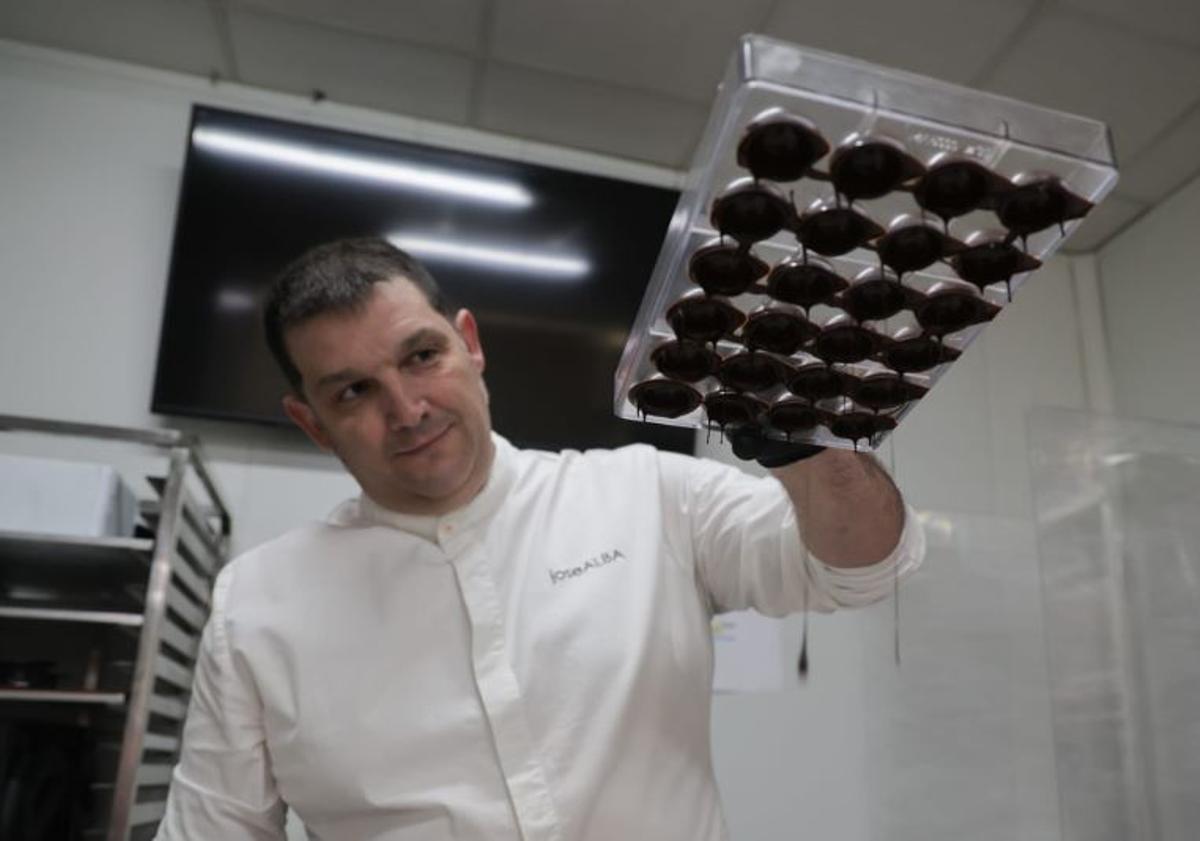 José Alba, en su obrador de Torrent.