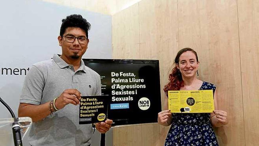 Aligi Molina y Lucía Segura con el folleto.